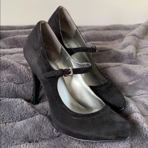 Guess pumps